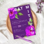 Bat Mitzvah Bold Moderne Paarse Bloemen Waterverf Kaart<br><div class="desc">Wees trots, blij en toon deze mijlpaal van je favoriete Bat Mitzvah met deze geavanceerde, persoonlijke uitnodiging! Een schitterende, paarse roze florale waterverf met een modern type san serif bedekt een donkere paarse roze achtergrond. Pas de douanetekst met de naam, de datum, en de plaatsinformatie van uw Bat Mitzvah aan....</div>