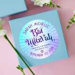 Bat Mitzvah Bold Retro Boho Blauw Paarse Gradiënt Ronde Sticker<br><div class="desc">Wees trots, verheug je en laat deze mijlpaal van je favoriete Bat Mitzvah zien! Gebruik deze boho retro, gepersonaliseerde sticker om toe te voegen aan haar speciale dag. Leuke, trendy, gedurfde paarse en marineblauwe typografie met moderne sans serif typografie overlay een achtergrond van pop lichte turquoise en paarse ombre gradiënt...</div>