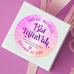 Bat Mitzvah Bold Retro Boho Roze Oranje Gradient Ronde Sticker<br><div class="desc">Wees trots, verheug je en laat deze mijlpaal van je favoriete Bat Mitzvah zien! Gebruik deze boho retro, gepersonaliseerde sticker om toe te voegen aan haar speciale dag. Leuke, trendy, gedurfde donkerroze en paarse typografie met moderne sans serif typografie overlay een achtergrond van pop licht sinaasappel en roze ombre gradiënt...</div>