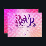 Bat Mitzvah Bold Retro Boho Roze Oranje Gradient RSVP Kaartje<br><div class="desc">Wees trots, verheug je en laat deze mijlpaal van je favoriete Bat Mitzvah zien! Neem deze boho, retro, gepersonaliseerde RSVP-wisselkaart voor uw evenement op. Leuke, trendy, gedurfde donkerroze en paarse typografie met moderne sans serif typografie overlay een achtergrond van pop licht sinaasappel en roze ombre gradiënt stralen met witte stippen....</div>