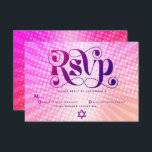 Bat Mitzvah Bold Retro Boho Roze Oranje Gradient RSVP Kaartje<br><div class="desc">Wees trots, verheug je en laat deze mijlpaal van je favoriete Bat Mitzvah zien! Neem deze boho, retro, gepersonaliseerde RSVP-wisselkaart voor uw evenement op. Leuke, trendy, gedurfde donkerroze en paarse typografie met moderne sans serif typografie overlay een achtergrond van pop licht sinaasappel en roze ombre gradiënt stralen met witte stippen....</div>