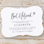 Bat Mitzvah Classic Script Modern Typografie Kaart<br><div class="desc">Bestaat uit playful manuscript en serif typografie; allen tegen een achtergrond van witte achtergrond. Dit wordt ontworpen door de Uitgezochte Leveringen van de Partij,  exclusief voor Zazzle. Hier te vinden op: http://www.zazzle.com/selectpartysupplies</div>