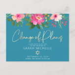 Bat Mitzvah Floral Waterverf Gold Script Blue Uitnodiging Briefkaart<br><div class="desc">Zorg ervoor dat al je vrienden en familieleden nog steeds de mijlpaal van je dochter Bat Mitzvah kunnen vieren, ongeacht de huidige onvoorziene omstandigheden wereldwijd. Stuur dit chique, gepersonaliseerde briefkaart van "Change of Plans". Een chique, prachtige, roze en perzik bloemige waterverf met faux gouden folie script typografie en moderne witte...</div>