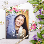 Bat Mitzvah Floral Waterverf Script Aangepaste fot Bedankkaart<br><div class="desc">Zorg ervoor dat je favoriete Bat Mitzvah haar waardering show aan iedereen die haar mijlpaalevenement heeft ondersteund! Stuur deze verfijnde, gepersonaliseerde bedankkaart! Een chique, prachtige, roze en perzik bloemige waterverf met witte scripttypografie en modern sans serif type overlay de foto van uw keuze. Extra waterverf bloemen en een gouden ster...</div>