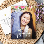 Bat Mitzvah Foto Floral Script Custom Hartelijk da Briefkaart<br><div class="desc">Zorg ervoor dat je favoriete Bat Mitzvah haar waardering show aan iedereen die haar mijlpaalevenement heeft ondersteund! Stuur dit verfijnde, gepersonaliseerde dank u briefkaart! Een chique, prachtige, roze en perzik bloemige waterverf met witte scripttypografie en modern sans serif type overlay de foto van uw keuze. Een gouden ster van David,...</div>