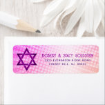 Bat Mitzvah Fun Retro Roze Oranje Verloop Adres Etiket<br><div class="desc">Wees trots, verheug je en laat deze mijlpaal van je favoriete Bat Mitzvah zien met dit boho retro, gepersonaliseerde retouradres label! Leuke, trendy, gedurfde donkerroze en paarse typografie met moderne sans serif typografie overlay een achtergrond van pop licht sinaasappel en roze ombre gradiënt stralen met witte stippen. Personaliseer de aangepaste...</div>