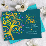 Bat Mitzvah Gold & Blue Folie Tree on Blauwgroen Save The Date<br><div class="desc">Zorg ervoor dat al je vrienden en familieleden de mijlpaal van je dochter Bat Mitzvah kunnen vieren! Verstuur deze verbluffende, grafische faux gouden folie-boom met een dun turquoise, blauwgroen, paarse en blauwe ster van David en punt "bladeren" op een rijke donkerblauwe blauwgroen achtergrond, gepersonaliseerd "Save the Date" aankondigingskaart. Een kleine,...</div>