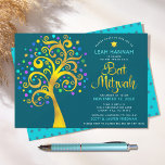 Bat Mitzvah Gold Foil Modern Tree of Life op Blauw Kaart<br><div class="desc">Wees trots, blij en toon deze mijlpaal van je favoriete Bat Mitzvah! Deze grafische faux gouden folie-boom met dunne turquoise, blauwgroen, paarse en blauwe ster van David en puntige "bladeren" op een rijke, donkerblauwe blauwgroen achtergrond is de perfecte uitnodiging voor deze speciale gelegenheid. Een kleine, blauwgroen blauwe ster van David-patroon...</div>