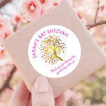 Bat Mitzvah Gold Foil Tree of Life Pink Typografie Ronde Sticker<br><div class="desc">Wees trots, verheug je en laat deze mijlpaal van je favoriete Bat Mitzvah zien! Gebruik deze leuke, verfijnde, gepersonaliseerde sticker om toe te voegen aan haar speciale dag. Een prachtige, grafisch faux gouden folie met fonkelende roze, sinaasappel en rode davidster en stip "bladeren" bedekt een witte achtergrond. Personaliseer de aangepaste...</div>