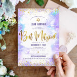 Bat Mitzvah Gold folie en paarse moderne waterverf Kaart<br><div class="desc">Wees trots, blij en toon deze mijlpaal van je favoriete Bat Mitzvah! Verzend dit verbluffende, moderne, dunne gouden faux folie en glitter stippen en typografische manuscript tegen een zacht paarse achtergrond van de waterverf, gepersonaliseerde uitnodiging voor een gebeurtenis om zich te herinneren. Pas de douanetekst met de naam, de datum,...</div>