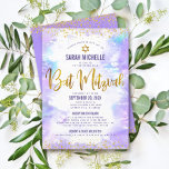 Bat Mitzvah Gold Glitter Paarse Waterverf 2 Locati Kaart<br><div class="desc">Wees trots, verheug je en laat deze mijlpaal van je favoriete Bat Mitzvah zien! Stuur deze prachtige, moderne, gepersonaliseerde uitnodiging voor een evenement om te onthouden. Sparkly faux gouden folie script, glitter stippen. Davidster en typografie script bedekken een lichte paarse waterverf achtergrond. Personaliseer de aangepaste tekst met uw Bat Mitzvah's...</div>