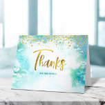 Bat Mitzvah Gold Script op Turquoise Waterverf Bedankkaart<br><div class="desc">Zorg ervoor dat je favoriete Bat Mitzvah haar waardering show aan iedereen die haar mijlpaal steunde! Verstuur dit verbluffende, moderne, dunne, handgeschreven folie handgeschreven script en kleine stippen die een turquoise blue waterverf achtergrond bedekken, gepersonaliseerd dank je wel. Op de voorzijde, personaliseer met de naam van uw Bat Mitzvah. Voeg...</div>