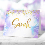 Bat Mitzvah Gold Script Paarse Waterverf Sarah Bedankkaart<br><div class="desc">Zorg ervoor dat uw favoriete Bat Mitswa shows haar waardering voor iedereen die haar mijlpaal evenement ondersteund! Stuur deze prachtige, moderne, gepersonaliseerde bedankbriefje. Sprankelend faux gouden folie handgeschreven script en kleine glitter stippen bedekken een lichte paarse waterverf achtergrond. Voeg aan de binnenkant een gepersonaliseerde notitie toe, hetzij door de voorbeeldkopie...</div>