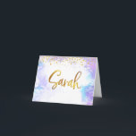 Bat Mitzvah Gold Script Paarse Waterverf Sarah Bedankkaart<br><div class="desc">Zorg ervoor dat uw favoriete Bat Mitswa shows haar waardering voor iedereen die haar mijlpaal evenement ondersteund! Stuur deze prachtige, moderne, gepersonaliseerde bedankbriefje. Sprankelend faux gouden folie handgeschreven script en kleine glitter stippen bedekken een lichte paarse waterverf achtergrond. Voeg aan de binnenkant een gepersonaliseerde notitie toe, hetzij door de voorbeeldkopie...</div>