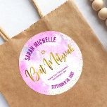 Bat Mitzvah Gouden Folie Script op Roze Waterverf Ronde Sticker<br><div class="desc">Wees trots, verheug je en vier deze mijlpaal van je favoriete Bat Mitzvah! Gebruik dit prachtige, moderne, sprankelende gouden faux folie handgeschreven script, Star of David en kleine stippen tegen een lichtroze waterverf achtergrond sticker om toe te voegen aan haar speciale dag. Personaliseer de aangepaste tekst met haar naam en...</div>