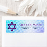 Bat Mitzvah Leuk Retro Blauw Paarse Verloop Adres Etiket<br><div class="desc">Wees trots, verheug je en laat deze mijlpaal van je favoriete Bat Mitzvah zien met dit boho retro, gepersonaliseerde retouradres label! Leuke, trendy, gedurfde paarse en marineblauwe typografie met moderne sans serif typografie overlay een achtergrond van pop lichte turquoise en paarse ombre gradiënt stralen met witte stippen. Personaliseer de aangepaste...</div>