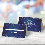 Bat Mitzvah Marine Waterverf Zilver Glitters Schri Plaatskaartje<br><div class="desc">Geen enkele Bat Mitzvah-feest is compleet zonder gepersonaliseerde plaatskaarten. Laat je favoriete Bat Mitzvah trots zijn, juichen en haar mijlpaal vieren op haar perfect gecoördineerde feest. Krachtige, schreefloze typografie en glinsterende nepsilvergloeddruppels overlappen een rijke, dramatische, marineblauwe waterverf achtergrond. Aan de achterkant overlappen witte schreefloze typografie, samen met nepsilvergloeiende schrifttypografie, Davidster...</div>