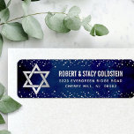 Bat Mitzvah Marine Zilver Glitter Modern Adres Etiket<br><div class="desc">Wees trots, verheug je en vier deze mijlpaal van je favoriete Bat Mitzvah wanneer je dit geavanceerde, gepersonaliseerde retour adreslabel gebruikt! Vet, wit sans serif typografie, een faux silver Star of David en kleine, faux silver confetti glitter stippen bedekken een verfijnde, dramatische marineblauwe waterverf achtergrond. Personaliseer de aangepaste tekst met...</div>