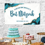 Bat Mitzvah Modern Agaat Goud Turquoise Script Spandoek<br><div class="desc">Wees trots, verheug je en laat deze mijlpaal van je favoriete Bat Mitzvah zien! Hang deze coole, unieke, moderne, gepersonaliseerde banner op om haar speciale dag aan te vullen. Donker blauwgroen blauw schrift typografie en een faux gold Star of David overlay een eenvoudige, schone witte achtergrond met turquoise blauw agaat...</div>