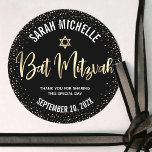 Bat Mitzvah Modern Black Gold Foil Glitter Script Ronde Sticker<br><div class="desc">Wees trots, blij en vier deze mijlpaal van je favoriete Bat Mitzvah wanneer je deze geavanceerde, gepersonaliseerde sticker gebruikt! Sparkly gold faux folie handgeschreven script, een ster van David en kleine confetti glitter stippen, met gewaagde, witte sans serif typografie, bedekken een verfijnde, dramatische zwarte achtergrond. Pas de douanetekst met haar...</div>