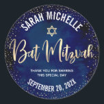 Bat Mitzvah Modern Navy Blauw Goud Glitter Script Ronde Sticker<br><div class="desc">Wees trots, verheug je en vier deze mijlpaal van je favoriete Bat Mitzvah wanneer je deze geavanceerde, gepersonaliseerde sticker gebruikt! Sparkly gouden faux folie handgeschreven script, een Star of David en kleine confetti glitter stippen, met vet, witte sans serif typografie, overlay een geavanceerde, dramatische marineblauwe waterverf achtergrond. Personaliseer de aangepaste...</div>