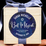 Bat Mitzvah Modern Navy Blauw Zilver Glitter Scrip Ronde Sticker<br><div class="desc">Wees trots, verheug je en vier deze mijlpaal van je favoriete Bat Mitzvah wanneer je deze geavanceerde, gepersonaliseerde sticker gebruikt! Sparkly silver faux folie handgeschreven script, een Star of David en kleine confetti glitter stippen, met vet, wit sans serif typografie, overlay een geavanceerde, dramatische marineblauw waterverf achtergrond. Personaliseer de aangepaste...</div>