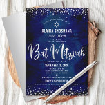 Bat Mitzvah Modern Navy Silver Foil Glitter Script Kaart<br><div class="desc">Wees trots, verheug je en laat deze mijlpaal van je favoriete Bat Mitzvah zien! Stuur deze verbluffende, moderne, geavanceerde, gepersonaliseerde Hebreeuwse naamuitnodiging voor een evenement om te onthouden. Graphic faux silver folie kalligrafie script, Star of David, en confetti, overlay een rijke, dramatische, navy blauwe waterverf achtergrond. Een faux zilveren ster...</div>
