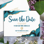 Bat Mitzvah Modern Turquoise Gold Agaat Script Save The Date<br><div class="desc">Zorg ervoor dat al je vrienden en familieleden de mijlpaal van je dochter Bat Mitzvah kunnen vieren! Stuur deze coole, unieke, moderne, gepersonaliseerde "Save the Date" aankondigingskaart. Donker blauwgroen scripttypografie en een faux gouden ster van David bedekken een eenvoudige, strakke witte achtergrond met turquoise blauwe agaatstenen geaccentueerd met faux gouden...</div>