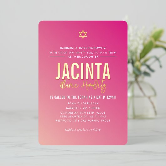 BAT MITZVAH moderne ster heldere roze gradiënt gou Folie Uitnodiging (Staand Voorkant)