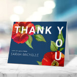 Bat Mitzvah Navy Blue Modern Red Floral Waterverf Bedankkaart<br><div class="desc">Zorg ervoor dat je favoriete Bat Mitzvah haar waardering show aan iedereen die haar mijlpaalevenement heeft ondersteund! Stuur deze verfijnde, gepersonaliseerde uitnodiging! Een chique, prachtige, bloemige waterverf met modern san serif type overlays een marineblauwe achtergrond. Personaliseer de aangepaste tekst met de naam van uw Bat Mitzvah. Gegarandeerd om een stijlvolle...</div>