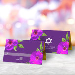 Bat Mitzvah Paarse Bold Modern Floral Waterverf Plaatskaartje<br><div class="desc">Geen Bat Mitzvah partij is volledig zonder gepersonaliseerde plaatskaarten. Laat je favoriete Bat Mitzvah trots zijn, blij en vieren haar mijlpaal op haar perfect gecoördineerde feest. Deze verfijnde, chic, verbluffend, paarse roze florale waterverf met het moderne san serif type bedekt een donkere paarse achtergrond. Faux goudfolie leidt naar binnen. Pas...</div>