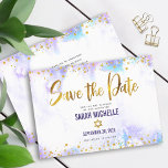 Bat Mitzvah Paarse Waterverf Gold Script Girly Save The Date<br><div class="desc">Zorg ervoor dat al je vrienden en familieleden de mijlpaal van je dochter Bat Mitzvah kunnen vieren! Verzend dit verbluffende, moderne, dunne gouden faux folie en glitter stippen en typografiemanuscript tegen een zacht paarse achtergrond van de waterverf, gepersonaliseerd "sparen de Datum"aankondigingskaart. Uw douanebericht en extra gouden stippen op een zachte...</div>