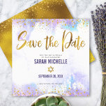 Bat Mitzvah Paarse Waterverf Gold Script Square Save The Date<br><div class="desc">Zorg ervoor dat al je vrienden en familieleden de mijlpaal van je dochter Bat Mitzvah kunnen vieren! Verzend dit verbluffende, moderne, dunne gouden faux folie en glitter stippen en typografiemanuscript tegen een zacht paarse achtergrond van de waterverf, gepersonaliseerd "sparen de Datum"aankondigingskaart. Pas de douanetekst met de naam en de datum...</div>