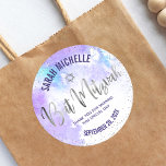 Bat Mitzvah Paarse Waterverf Silver Foil Script Ronde Sticker<br><div class="desc">Wees trots, blij en vier deze mijlpaal van je favoriete Bat Mitzvah! Gebruik deze verbluffende, moderne, dunne, zilveren folie handgeschreven script, Star van David en kleine stippen tegen een lichte paarse waterverf achtergrondsticker om haar speciale dag aan te vullen. Pas de douanetekst met haar naam en datum van gebeurtenis aan....</div>