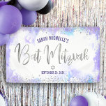 Bat Mitzvah Paarse Waterverf Silver Foil Script Spandoek<br><div class="desc">Wees trots, blij en toon deze mijlpaal van je favoriete Bat Mitzvah! Hang deze verbluffende, moderne, stijlvolle, gepersonaliseerde banner op om haar speciale dag aan te vullen. Het spaarzame, zilveren faux folie kalligrafiemanuscript en glitter stippen bekleden een zachte paarse achtergrond van de waterverf. Personaliseer de douanetekst met de naam en...</div>