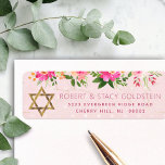 Bat Mitzvah Pink Floral Girly Gold Return-adres Etiket<br><div class="desc">Wees trots, verheug je en vier deze mijlpaal van je favoriete Bat Mitzvah wanneer je dit geavanceerde, gepersonaliseerde retour adreslabel gebruikt! Een chique, prachtige perzik roze bloemige waterverf, faux gouden folie Star of David en modern stoffig roos sans serif type overlay een zacht roze & confetti stippen achtergrond. Personaliseer de...</div>