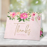 Bat Mitzvah Pink Floral Waterverf Modern script Bedankkaart<br><div class="desc">Zorg ervoor dat je favoriete Bat Mitzvah haar waardering show aan iedereen die haar mijlpaalevenement heeft ondersteund! Stuur deze verfijnde, gepersonaliseerde bedankkaart! Een prachtige, roze en perzik bloemige waterverf met faux gouden folie script typografie en modern stoffig roos sans serif type overlay een zacht roze & confetti stippen achtergrond. Extra...</div>