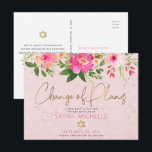 Bat Mitzvah Pink Floral Waterverf Modern script Uitnodiging Briefkaart<br><div class="desc">Zorg ervoor dat al je vrienden en familieleden nog steeds de mijlpaal van je dochter Bat Mitzvah kunnen vieren, ongeacht de huidige onvoorziene omstandigheden wereldwijd. Stuur dit chique, gepersonaliseerde briefkaart van "Change of Plans". Een prachtige, roze en perzik bloemige waterverf met faux gouden folie script typografie en modern stoffig roos...</div>