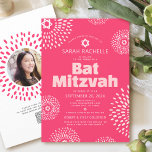 Bat Mitzvah QR Code Roze Foto Starburst Pop Retro Kaart<br><div class="desc">Wees trots, verheug je en toon deze mijlpaal van je favoriete Bat Mitswa met deze leuke, trendy, groovy, gepersonaliseerde QR-code uitnodiging! Retro pop witte en blush roze bloemenstarbursts met Stars of David, samen met gedurfde moderne blush roze en witte sans serif typografie, bedekken een felle koraalroze achtergrond. Op de achterkant,...</div>