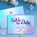 Bat Mitzvah Retro Blauw Paarse Ombre Gradient Boho Save The Date<br><div class="desc">Zorg ervoor dat al je vrienden en familieleden de mijlpaal van je dochter Bat Mitzvah kunnen vieren! Stuur deze leuke, boho retro, gepersonaliseerde "Save the Date" aankondigingskaart. Leuke, trendy, gedurfde paarse en marineblauwe typografie met moderne sans serif typografie overlay een achtergrond van pop lichte turquoise en paarse ombre gradiënt stralen...</div>