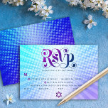 Bat Mitzvah Retro Boho Blauw Paarse Gradient Entré RSVP Kaartje<br><div class="desc">Wees trots, verheug je en laat deze mijlpaal van je favoriete Bat Mitzvah zien! Neem deze boho, retro, gepersonaliseerde RSVP-wisselkaart voor uw evenement op. Leuke, trendy, gedurfde paarse en marineblauwe typografie met moderne sans serif typografie overlay een achtergrond van pop lichte turquoise en paarse ombre gradiënt stralen met witte stippen....</div>