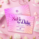 Bat Mitzvah Retro Roze Sinaasappel Ombre Gradient  Save The Date<br><div class="desc">Zorg ervoor dat al je vrienden en familieleden de mijlpaal van je dochter Bat Mitzvah kunnen vieren! Stuur dit leuke, boho retro gepersonaliseerde "Save the Date" briefkaart. Leuke, trendy, gedurfde donkerroze en paarse typografie met moderne sans serif typografie overlay een achtergrond van pop licht sinaasappel en roze ombre gradiënt stralen...</div>