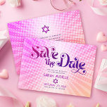 Bat Mitzvah Retro Roze Sinaasappel Ombre Gradient  Save The Date<br><div class="desc">Zorg ervoor dat al je vrienden en familieleden de mijlpaal van je dochter Bat Mitzvah kunnen vieren! Stuur dit leuke, boho retro gepersonaliseerde "Save the Date" briefkaart. Leuke, trendy, gedurfde donkerroze en paarse typografie met moderne sans serif typografie overlay een achtergrond van pop licht sinaasappel en roze ombre gradiënt stralen...</div>
