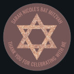 Bat Mitzvah Roos gouden ster van David dank u Ronde Sticker<br><div class="desc">Alle tekst op deze ronde stickers kan worden aangepast waardoor deze faux roos gouden glitter Star of David envelope afdichtingen perfect zijn voor een Bat Mitzvah Thank You gunst of voor elke gelegenheid waarvoor u ze wilt personaliseren. De Magen David heeft uit foto echte glitter poppen tegen een donkere mauve...</div>
