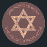 Bat Mitzvah Roos gouden ster van David dank u Ronde Sticker<br><div class="desc">Alle tekst op deze ronde stickers kan worden aangepast waardoor deze faux roos gouden glitter Star of David envelope afdichtingen perfect zijn voor een Bat Mitzvah Thank You gunst of voor elke gelegenheid waarvoor u ze wilt personaliseren. De Magen David heeft uit foto echte glitter poppen tegen een donkere mauve...</div>