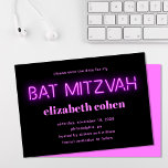 Bat Mitzvah roze neon licht de datum op Kaart<br><div class="desc">Cool modern bat mitzvah bewaar de datumaankondiging met "bat mitzvah" in hot roze gloeiende neonverlichting tegen een zwarte achtergrond.</div>