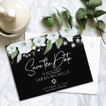 Bat Mitzvah Save Date Floral Black Silver Script Uitnodiging Briefkaart<br><div class="desc">Zorg ervoor dat al je vrienden en familieleden de mijlpaal van je dochter Bat Mitzvah kunnen vieren! Verzend dit onderwerp, gepersonaliseerd "sparen het briefkaart van de Datum"aankondiging. Een schitterende, witte en faux zilveren glitter florale waterverf, faux Silver folie kalligrafie scripttypografie en witte zans serif type bedekken een dramatische zwarte achtergrond....</div>