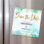Bat Mitzvah Save Date Gold Turquoise Waterverf Magnetische Uitnodiging<br><div class="desc">Zorg ervoor dat al je vrienden en familieleden de mijlpaal van je dochter Bat Mitzvah kunnen vieren! Verzend dit verbluffende, moderne, dunne gouden faux folie en glitter stippen en typografiemanuscript tegen een turkooise blauwe achtergrond van de waterverf, gepersonaliseerd "sparen de Datum"magnetische aankondigingskaart. Pas de douanetekst met de naam en de...</div>