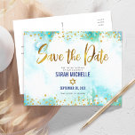 Bat Mitzvah Save Date Gold Turquoise Waterverf Uitnodiging Briefkaart<br><div class="desc">Zorg ervoor dat al je vrienden en familieleden de mijlpaal van je dochter Bat Mitzvah kunnen vieren! Verzend dit verbluffende, moderne, dunne gouden neusfolie en glitter stippen en typografische manuscript tegen een turkooise blauwe achtergrond van de waterverf, gepersonaliseerd "sparen de Datum"aankondiging briefkaart. Pas de douanetekst met de naam en de...</div>