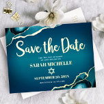 Bat Mitzvah Save Datum Blauwgroen Ombre Agate Real Folie Uitnodiging Briefkaart<br><div class="desc">Zorg ervoor dat al je vrienden en familieleden de mijlpaal van je dochter Bat Mitzvah kunnen vieren! Stuur dit coole, unieke, moderne, gepersonaliseerde "Save the Date" echte gouden folie briefkaart. Echte gouden folie script typografie, een echte gouden folie Star of David, en witte sans serif typografie overlay een diepe turquoise...</div>